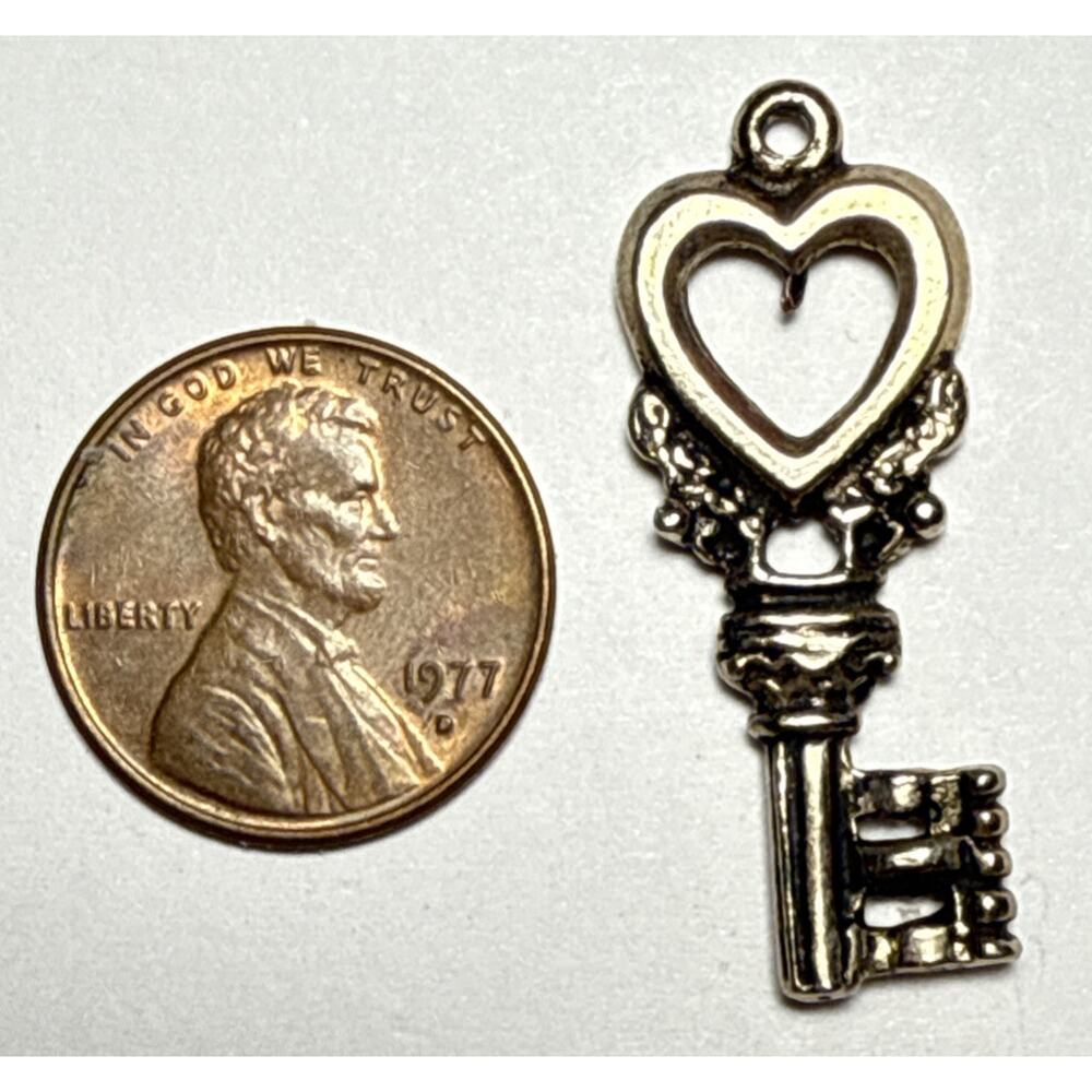 Vintage Silver Tone Skeleton Key Heart Metal Charm 1I